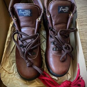 NEW! Men’s Vasque SUNDOWNER GORE-TEX® boots
Size: 10.5 
Color: Brown